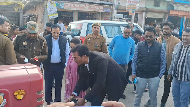 घने कोहरे में प्रशासन सतर्क, कोंच में 24 वाहनों के चालान, 50 ट्रैक्टरों पर लगे रिफ्लेक्टर news image 1001157481