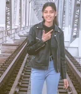 जालौन में यमुना नदी के ऊपर रेलवे ट्रैक पर रीलबाजी, युवती का खतरनाक वीडियो वायरल