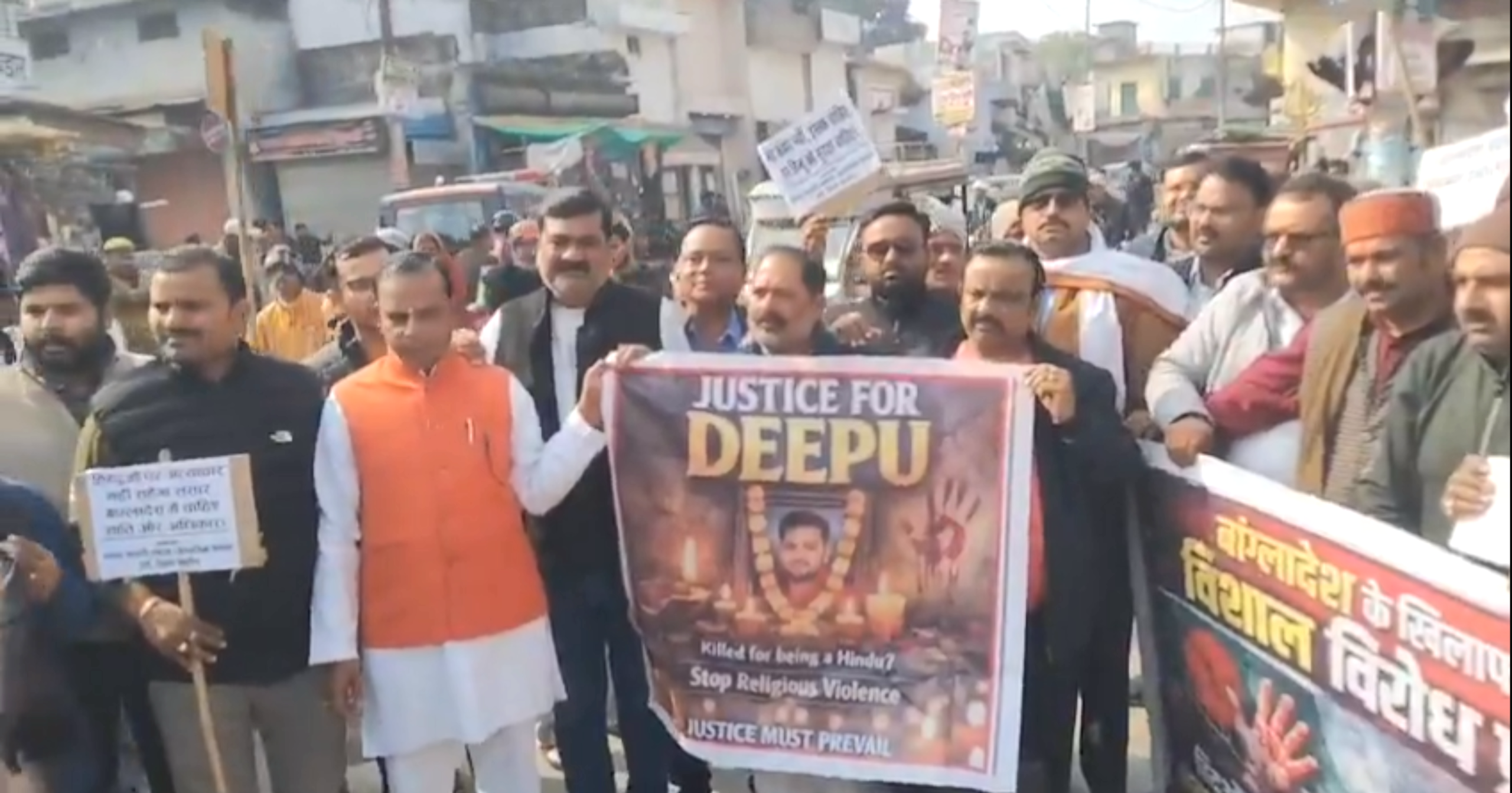 जालौन: बांग्लादेश में हिंदुओं पर अत्याचार के विरोध में उरई में फूटा जनाक्रोश, पुतला दहन कर सौंपा ज्ञापन