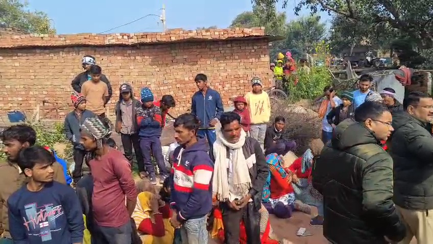 जालौन में काल बनी बिजली की चिंगारी: शॉर्ट सर्किट से कच्चे मकान में लगी भीषण आग, जिंदा जले 70 वर्षीय बुजुर्ग news image जालौन में काल बनी बिजली की चिंगारी: शॉर्ट सर्किट से कच्चे मकान में लगी भीषण आग, जिंदा जले 70 वर्षीय बुजुर्ग news image