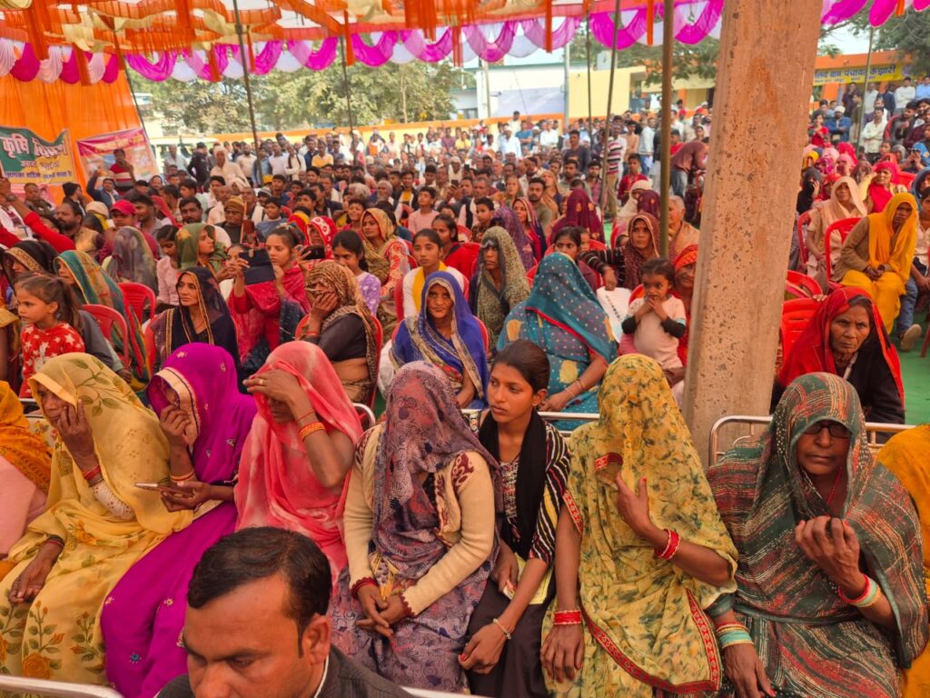 जालौन: अंतिम पायदान पर खड़े व्यक्ति तक पहुँच रहा विकास, जिलाधिकारी ने जनचौपाल में सुनीं जन-समस्याएं news image