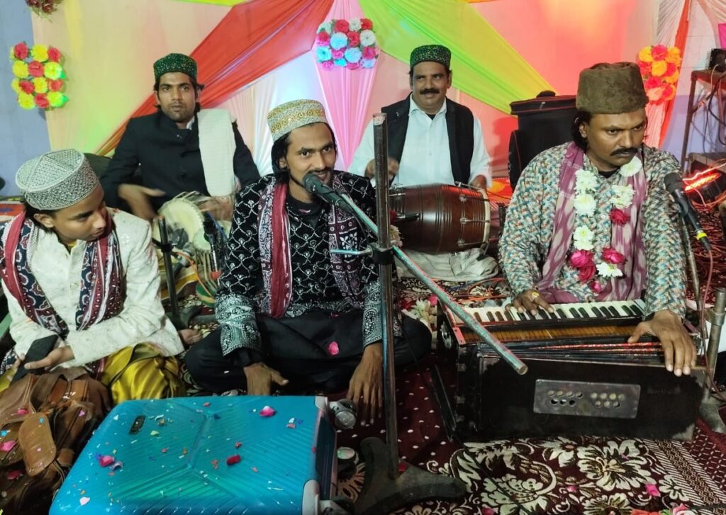 ​कोंच: हजरत बसीर मियां के उर्स में उमड़ा जनसैलाब, कव्वाली के सूफियाना कलामों से गूंजी छोटी साईं बाबा दरगाह news image