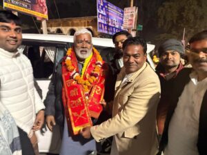 कोंच में भाजपा कार्यकर्ताओं से मुलाकात करते जलशक्ति मंत्री स्वतंत्र देव सिंह