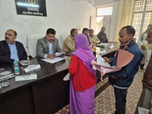 जालौन में सम्पूर्ण समाधान दिवस के दौरान फरियादियों की समस्याएं सुनते अधिकारी