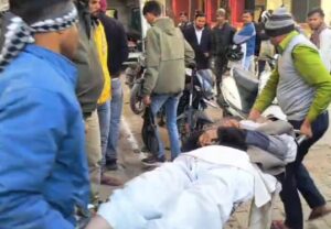 कोंच तहसील परिसर का दृश्य जहां वृद्ध की अचानक तबीयत बिगड़ने से मौत हुई।