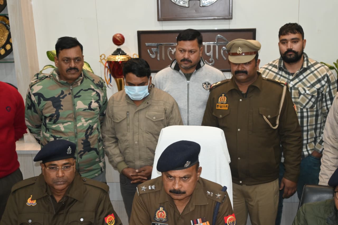 जालौन में 40 किलो अवैध गांजा के साथ गिरफ्तार तस्कर और जब्त अपाचे बाइक