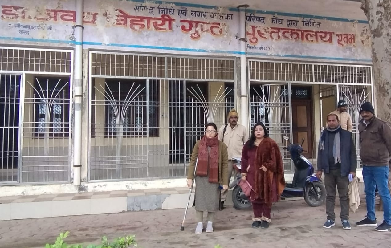 कोंच एसडीएम ज्योति सिंह द्वारा सरोजिनी नायडू पार्क के पुस्तकालय और जिम मशीनों की बदहाली का जायजा लेते हुए।