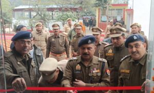 कदौरा थाने में साइबर हेल्प डेस्क का उद्घाटन करते एसपी डॉ. दुर्गेश कुमार