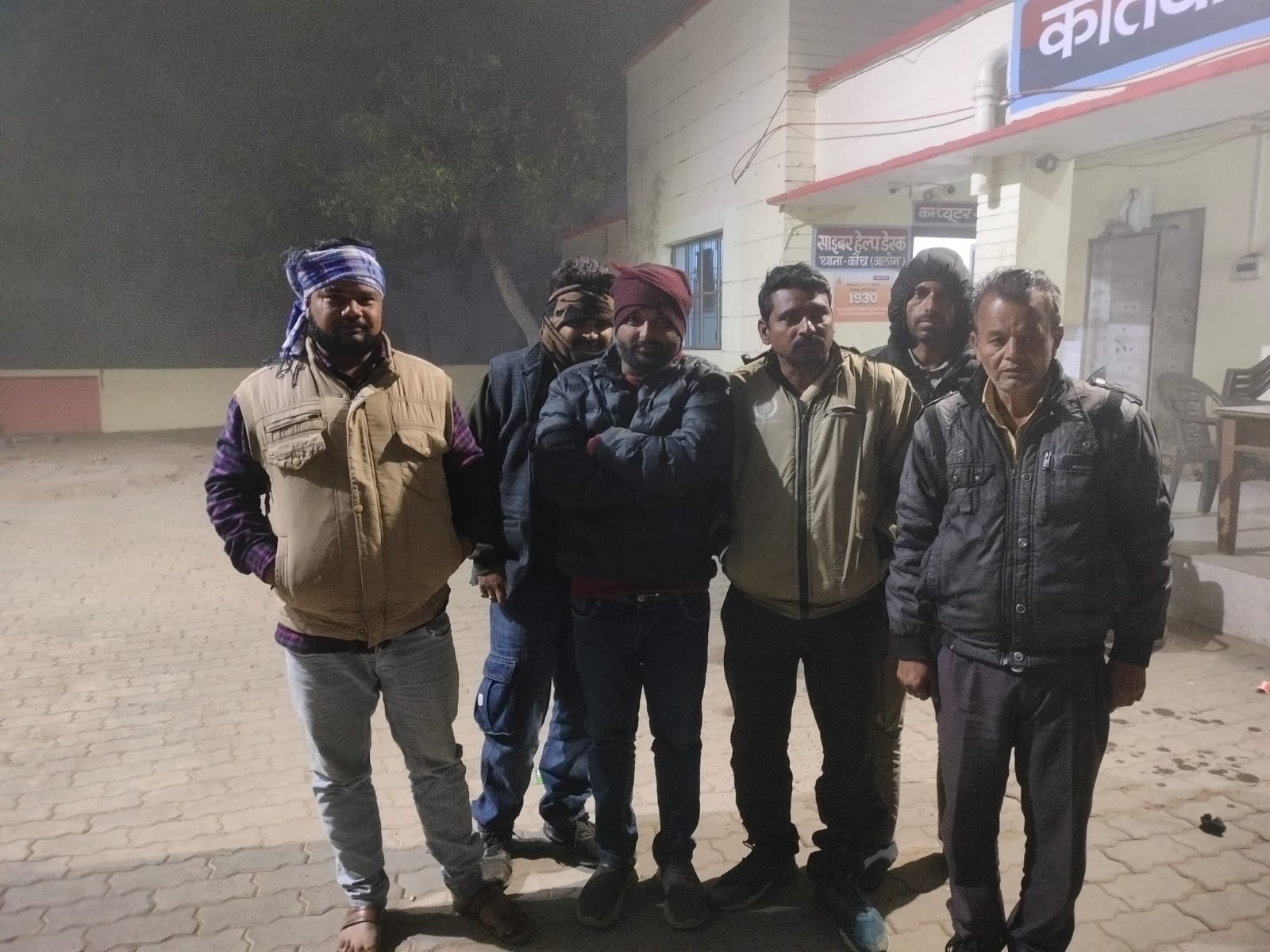 कोंच पुलिस का जुआरियों पर बड़ा प्रहार: खंडहर में चल रहे फड़ से आधा दर्जन गिरफ्तार, 52 हजार से अधिक बरामद कोंच पुलिस की गिरफ्त में जुए के फड़ से पकड़े गए आधा दर्जन आरोपी