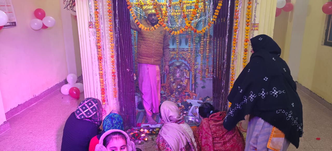 कोंच के प्राचीन गढ़ी मंदिर में गणेश चतुर्थी मेले के दौरान दर्शन हेतु उमड़ी श्रद्धालुओं की भीड़।