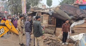 सिटी मजिस्ट्रेट उरई के नेतृत्व में अंबेडकर चौराहे पर चलता अतिक्रमण हटाओ अभियान