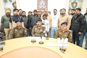 जालौन एसपी डॉ. दुर्गेश कुमार प्रेस कॉन्फ्रेंस में शराब तस्करी का खुलासा करते हुए