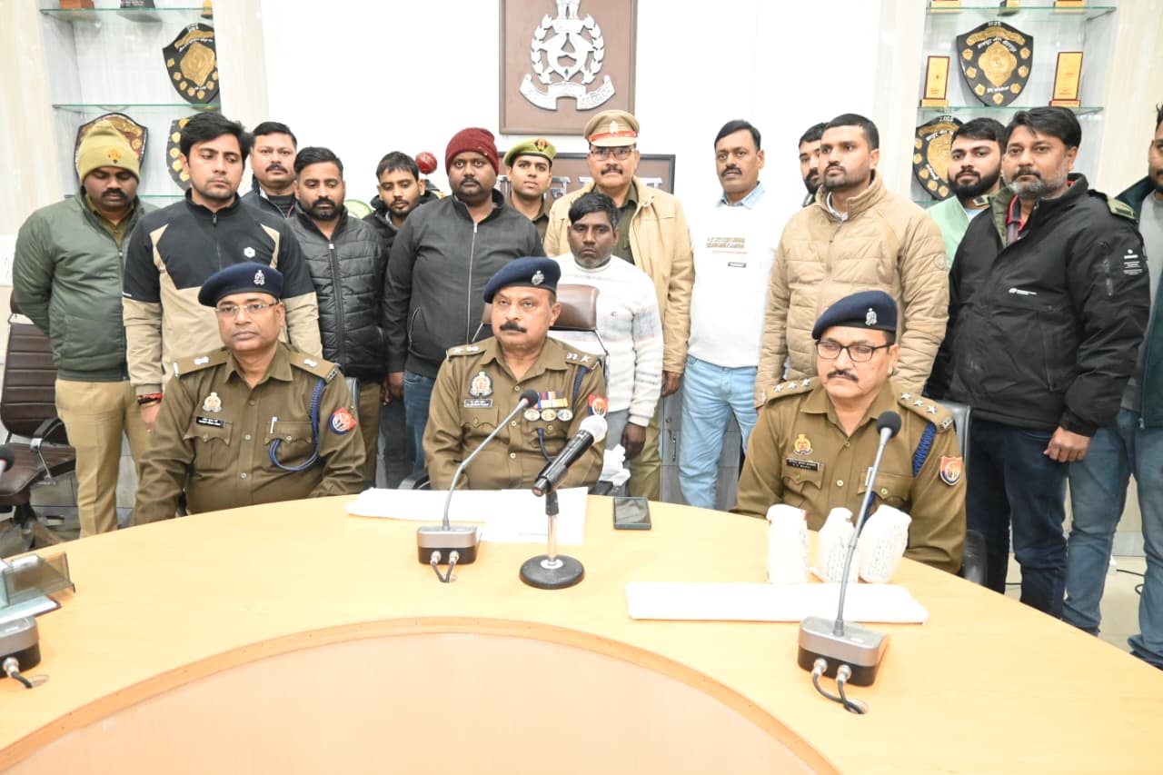 जालौन एसपी डॉ. दुर्गेश कुमार प्रेस कॉन्फ्रेंस में शराब तस्करी का खुलासा करते हुए