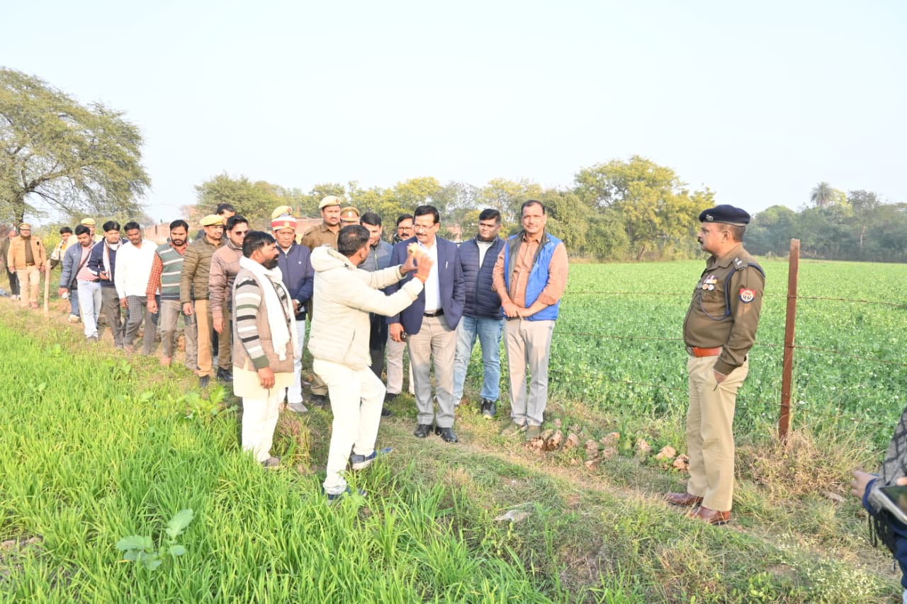 कोंच: रवा गांव से तेंदुआ 'लापता', डीएम-एसपी ने गांव पहुंचकर लिया जायजा डीएम और एसपी रवा गांव में ग्रामीणों को सतर्क करते हुए