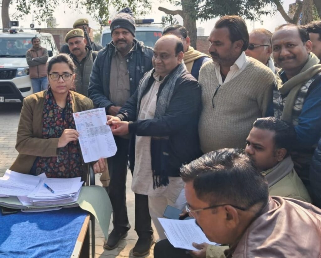 कोंच: भीषण आगजनी के बाद जागे व्यापारी, नगर के लिए दमकल गाड़ी की मांग को लेकर मुख्यमंत्री को भेजा ज्ञापन news image अखिल भारतीय उद्योग व्यापार मंडल के पदाधिकारी एसडीएम ज्योति सिंह को मुख्यमंत्री के नाम ज्ञापन सौंपते हुए।