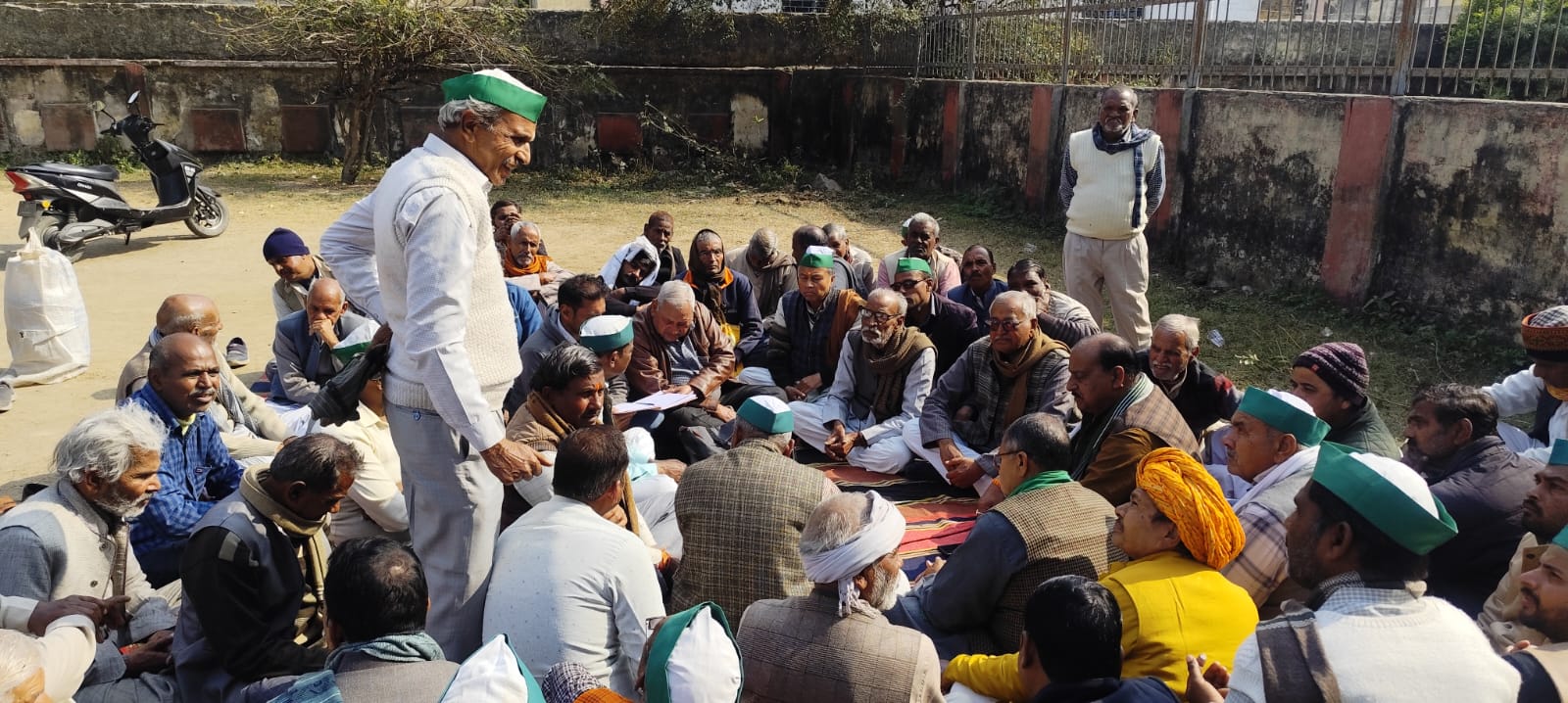 कोंच नवीन गल्ला मंडी में भारतीय किसान यूनियन की मासिक पंचायत के दौरान किसानों को संबोधित करते पदाधिकारी।