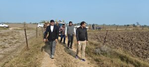 जालौन के भेदपुरा गांव में तेंदुए के पंजों के निशान और ड्रोन से सर्च ऑपरेशन चलाती वन विभाग की टीम।