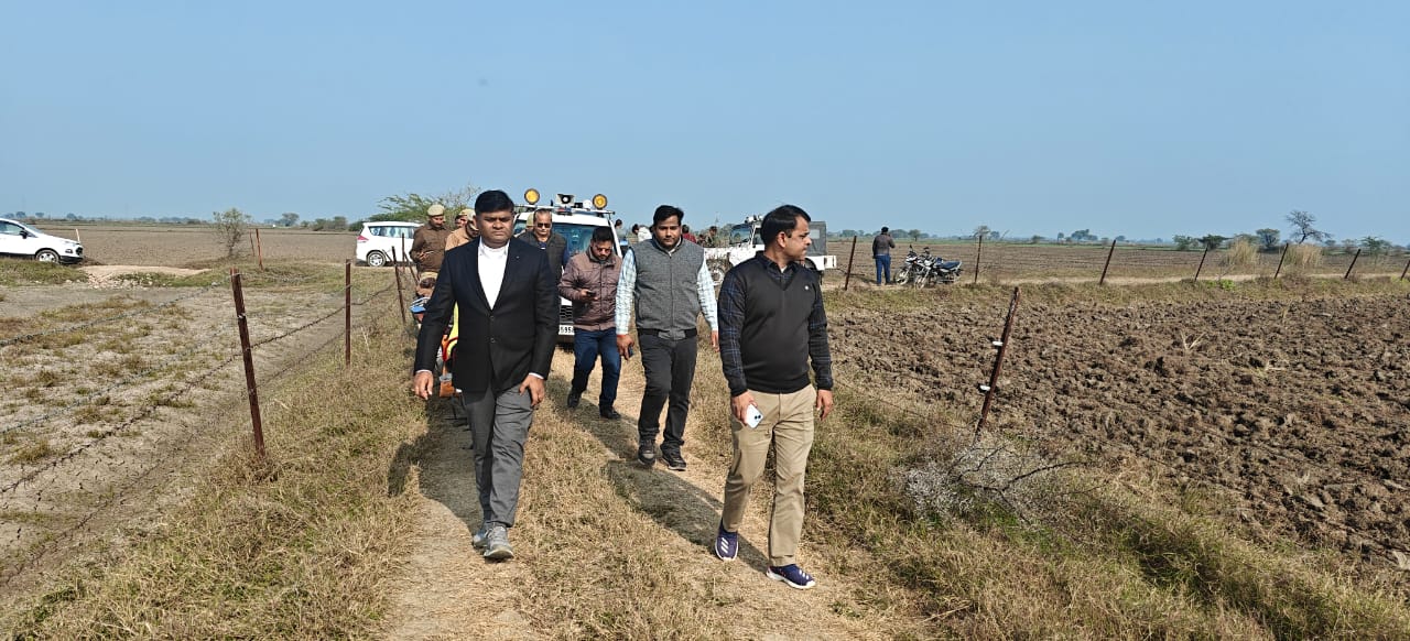 जालौन के भेदपुरा गांव में तेंदुए के पंजों के निशान और ड्रोन से सर्च ऑपरेशन चलाती वन विभाग की टीम।