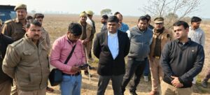 जालौन के भेदपुरा गांव में तेंदुए के पंजों के निशान और ड्रोन से सर्च ऑपरेशन चलाती वन विभाग की टीम।