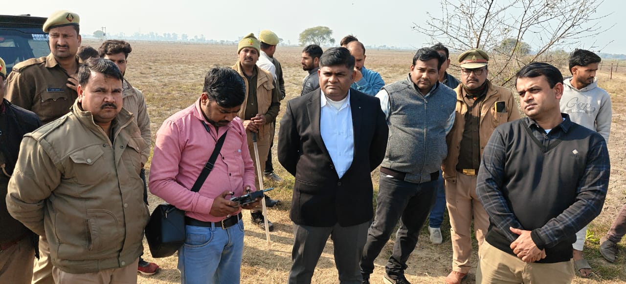 जालौन के भेदपुरा गांव में तेंदुए के पंजों के निशान और ड्रोन से सर्च ऑपरेशन चलाती वन विभाग की टीम।