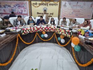 ​प्रभारी मंत्री संजय सिंह गंगवार उरई विकास भवन में अधिकारियों के साथ समीक्षा बैठक की अध्यक्षता करते हुए।