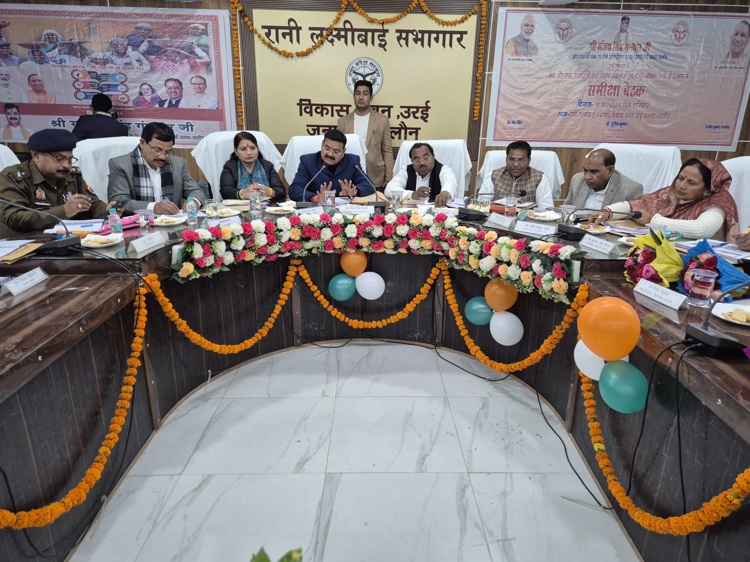 ​प्रभारी मंत्री संजय सिंह गंगवार उरई विकास भवन में अधिकारियों के साथ समीक्षा बैठक की अध्यक्षता करते हुए।