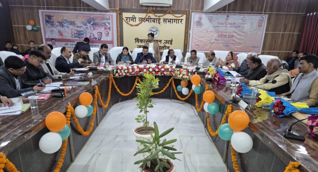 ​उरई विकास भवन में आयोजित प्रेस वार्ता में मौजूद जिलाधिकारी, जिला पंचायत अध्यक्ष और अन्य जनप्रतिनिधि।