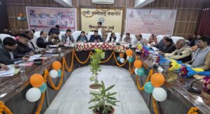 ​उरई विकास भवन में आयोजित प्रेस वार्ता में मौजूद जिलाधिकारी, जिला पंचायत अध्यक्ष और अन्य जनप्रतिनिधि।