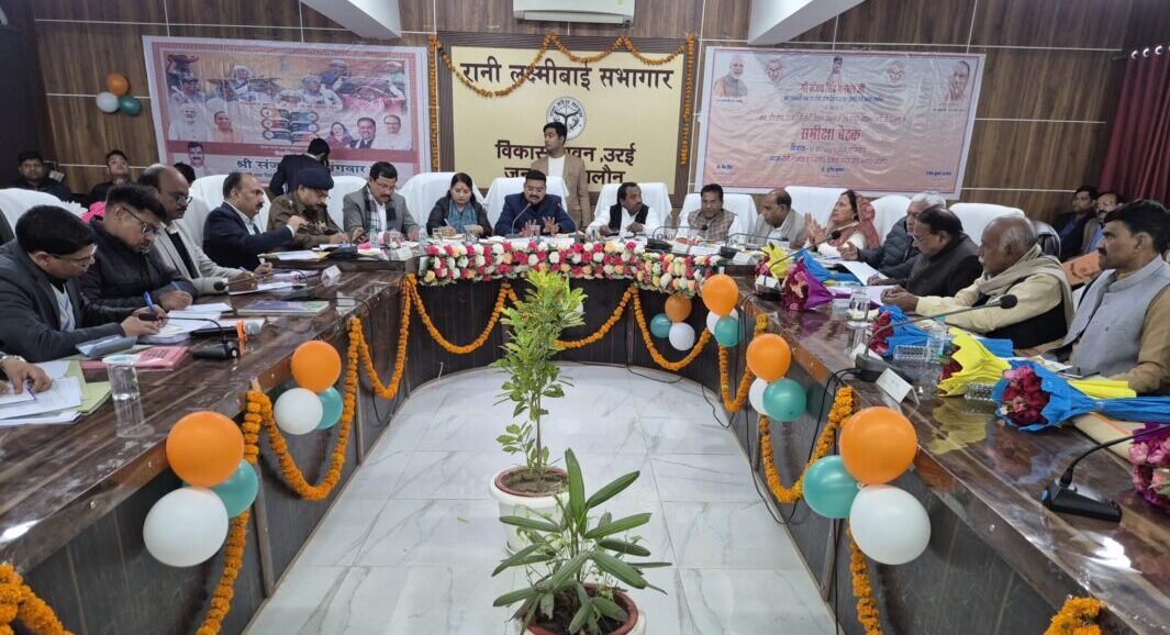 ​उरई विकास भवन में आयोजित प्रेस वार्ता में मौजूद जिलाधिकारी, जिला पंचायत अध्यक्ष और अन्य जनप्रतिनिधि।