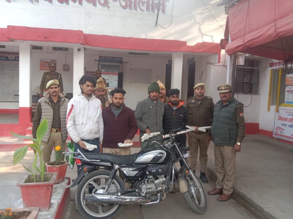 कोंच: चोरी की बड़ी साजिश नाकाम, हथियारों के साथ 4 शातिर अभियुक्त गिरफ्तार news image जालौन के नदीगांव में हथियारों के साथ गिरफ्तार किए गए 4 अभियुक्त और बरामद सामान।