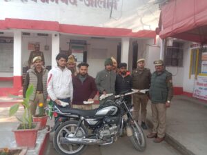 जालौन के नदीगांव में हथियारों के साथ गिरफ्तार किए गए 4 अभियुक्त और बरामद सामान।