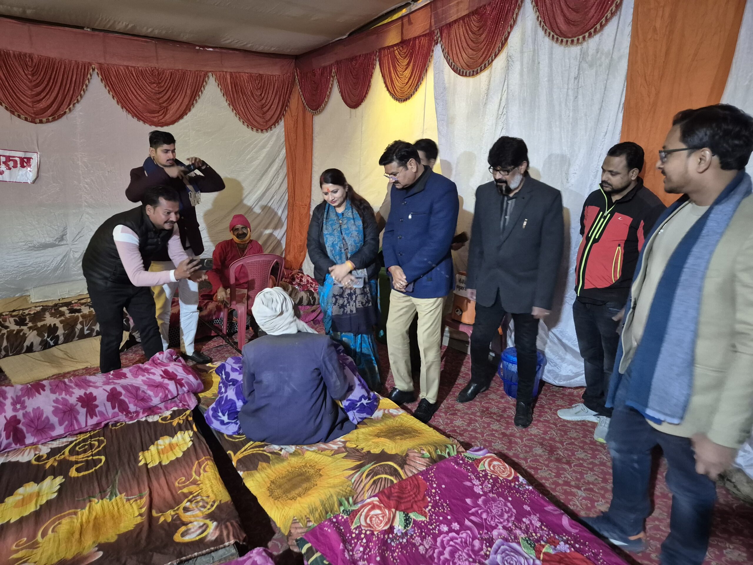 उरई: प्रभारी मंत्री संजय सिंह गंगवार ने देर रात रैन बसेरों का लिया जायजा, जरूरतमंदों को बांटे कंबल ठंड से राहत के लिए उरई में निराश्रितों से बात करते राज्यमंत्री संजय सिंह गंगवार।