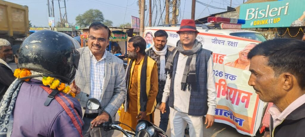 जालौन: सड़क सुरक्षा माह के तहत अनूठी पहल, नियम मानने वालों का माला पहनाकर स्वागत news image जालौन में हेलमेट पहनने वाले चालकों को माला पहनाकर सम्मानित करते एआरटीओ राजेश कुमार।