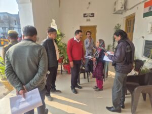 उरई के जीजीआईसी स्कूल में मतदाता सूची का निरीक्षण करते जिलाधिकारी राजेश कुमार पाण्डेय।