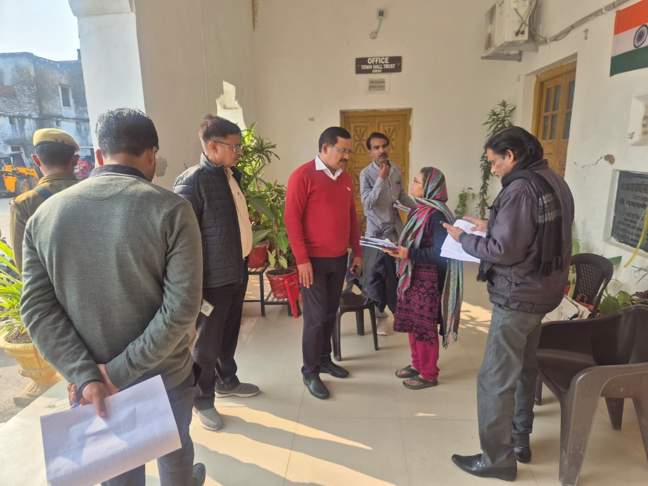 उरई के जीजीआईसी स्कूल में मतदाता सूची का निरीक्षण करते जिलाधिकारी राजेश कुमार पाण्डेय।