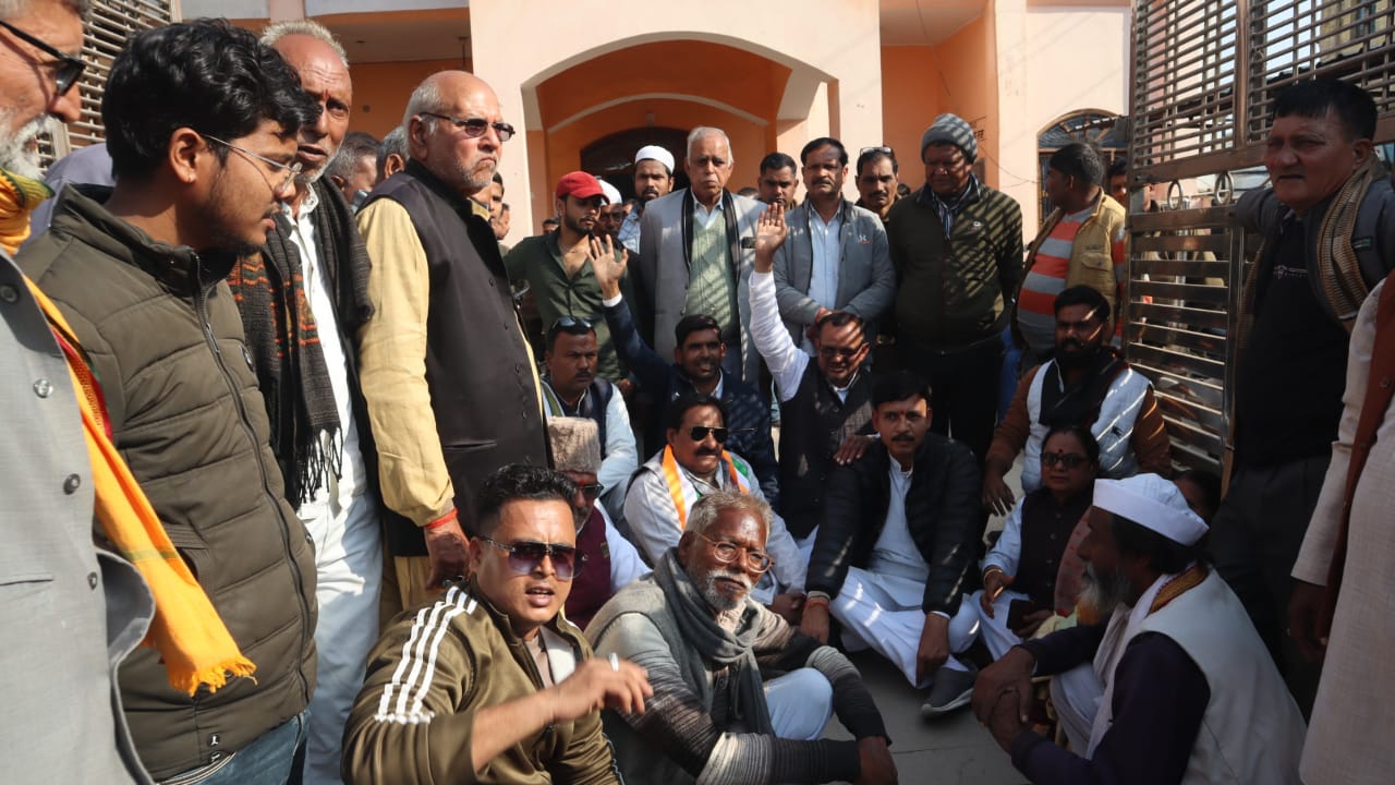 नगर पालिका कार्यालय कोंच का घेराव करते कांग्रेसी नेता; अधिशासी अधिकारी की मनमानी के खिलाफ विरोध और नारेबाजी का दृश्य