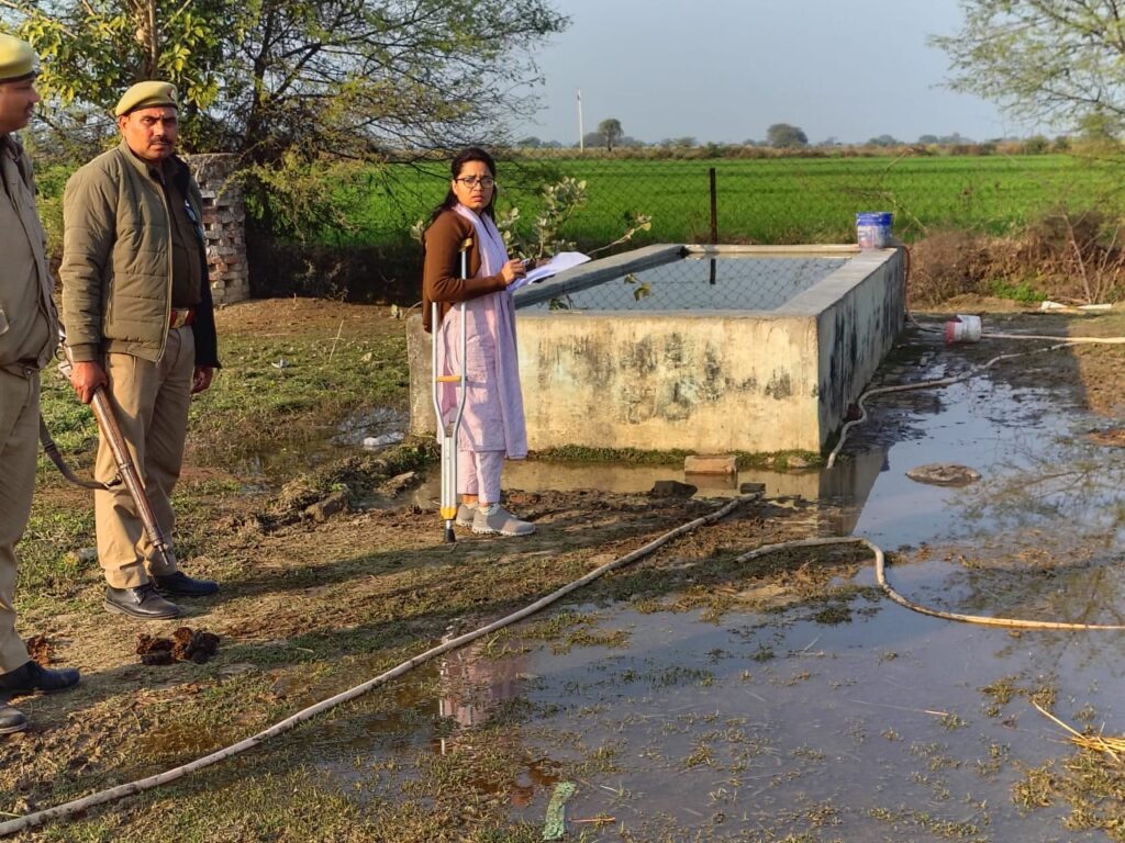 गौवंशों की दुर्दशा देख भड़कीं एसडीएम: कोंच की तीन गौशालाओं में मिली भारी अव्यवस्था, देवगांव में बदहाली पर लगाई कड़ी फटकार news image कोंच एसडीएम ज्योति सिंह गौशाला का औचक निरीक्षण करते हुए