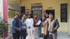 कोंच में सीवर की समस्या को लेकर एसडीएम ज्योति सिंह को ज्ञापन सौंपते मोहल्ला वासी और स्थानीय नागरिक।