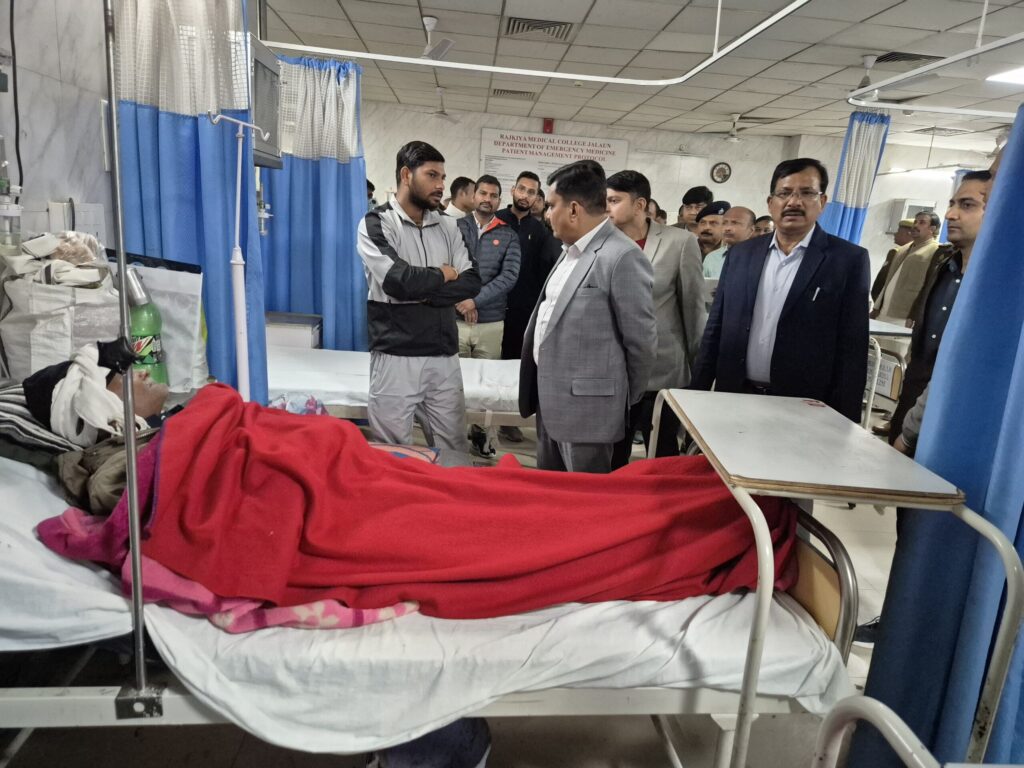 उरई मेडिकल कॉलेज की इमरजेंसी में मरीजों से संवाद करते नोडल अधिकारी इन्द्र विक्रम सिंह और जिलाधिकारी