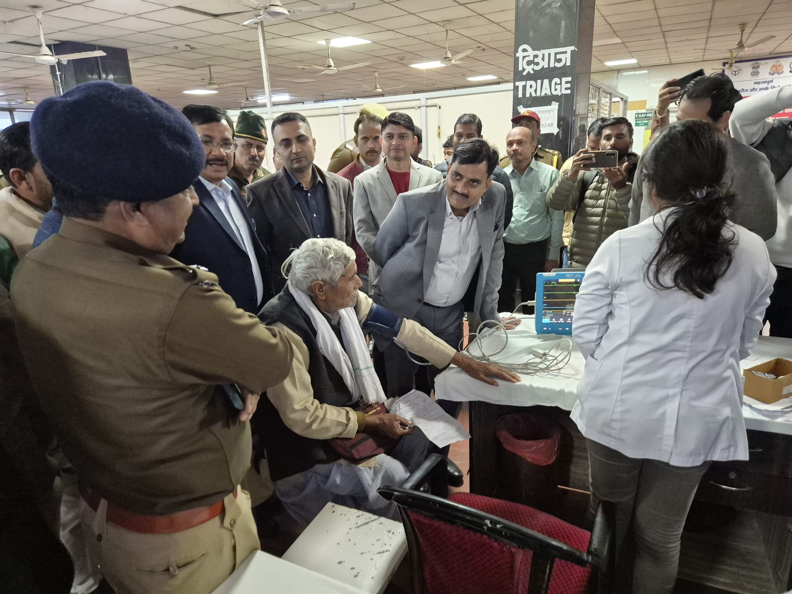 ​अधिकारियों की बैठक: "जिलाधिकारी राजेश कुमार पाण्डेय और एसपी डॉ. दुर्गेश कुमार की उपस्थिति में नोडल अधिकारी द्वारा विभागीय प्रगति रिपोर्ट की जांच।