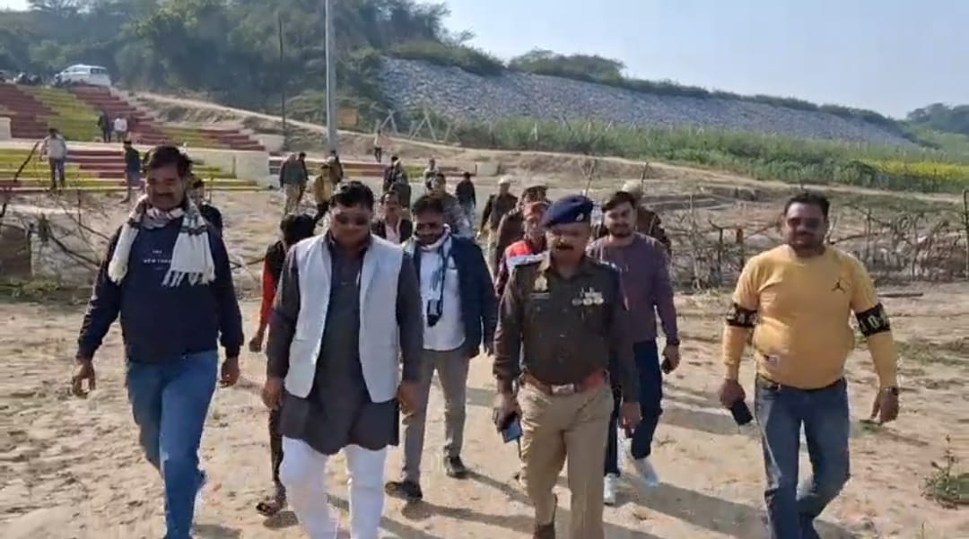 कालपी जालौन में ऐतिहासिक स्थलों का निरीक्षण करती पर्यटन और पुरातत्व विभाग की टीम।