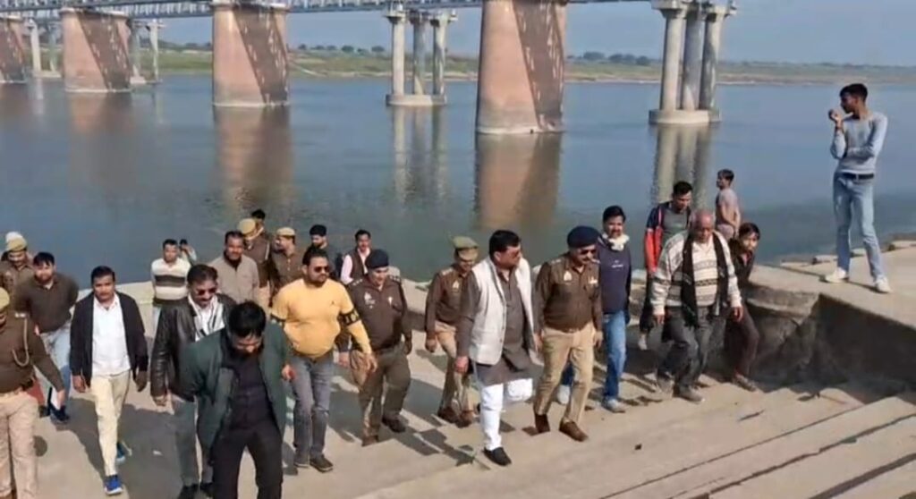 कालपी जालौन में ऐतिहासिक स्थलों का निरीक्षण करती पर्यटन और पुरातत्व विभाग की टीम।