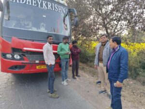कोहरे के दौरान सड़क सुरक्षा को लेकर वाहन चालकों को जागरूक करते अधिकारी।