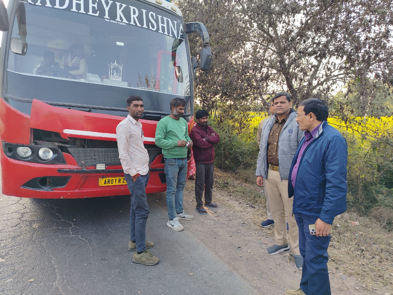 राष्ट्रीय सड़क सुरक्षा माह: परिवहन विभाग ने चलाया 'ऑपरेशन रिफ्लेक्टर', नियमों के उल्लंघन पर 78 वाहनों के चालान कोहरे के दौरान सड़क सुरक्षा को लेकर वाहन चालकों को जागरूक करते अधिकारी।