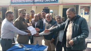 कुदरा गोकशी कांड के विरोध में मुख्यमंत्री के नाम ज्ञापन देते व्यापारी।