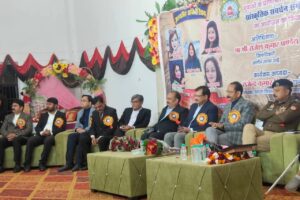 सद्भाव मंडपम कोंच में स्वामी विवेकानंद जयंती पर सजे भव्य मंच पर विराजमान मंडलायुक्त झाँसी, डीएम जालौन और अन्य विशिष्ट अतिथि।