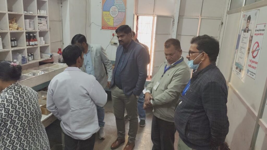 कोंच सीएचसी का 'कायाकल्प' टीम ने किया औचक निरीक्षण: अव्यवस्थाओं पर जताई नाराजगी, खांसी के सिरप की कमी मिली news image डॉ. दिलीप कुमार और डॉ. सुभाष कोंच सीएचसी में दवाओं के स्टॉक की जांच करते हुए।