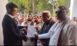 जालौन जिलाधिकारी को सांसद के खिलाफ ज्ञापन सौंपते खंगार क्षत्रिय समाज के प्रतिनिधि