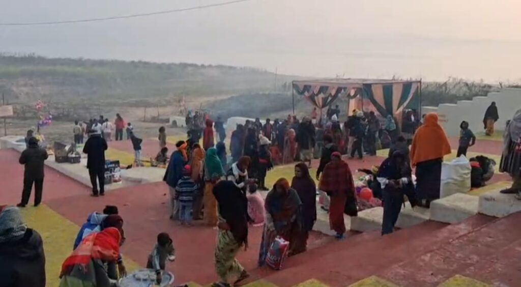 मकर संक्रांति पर आस्था का सैलाब: भीषण ठंड के बीच यमुना और पचनद के पावन संगम पर उमड़ा श्रद्धालुओं का हुजूम news image कालपी के यमुना घाट पर मकर संक्रांति पर स्नान करते श्रद्धालु, पचनद संगम पर उमड़ी भीड़, एसडीएम मनोज कुमार सिंह घाटों का निरीक्षण करते हुए।