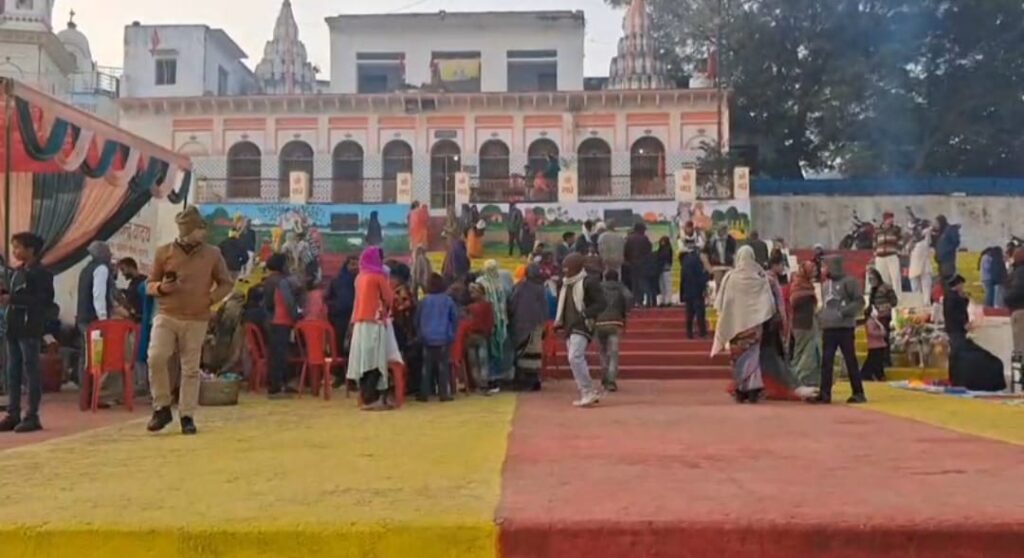 मकर संक्रांति पर आस्था का सैलाब: भीषण ठंड के बीच यमुना और पचनद के पावन संगम पर उमड़ा श्रद्धालुओं का हुजूम news image कालपी के यमुना घाट पर मकर संक्रांति पर स्नान करते श्रद्धालु, पचनद संगम पर उमड़ी भीड़, एसडीएम मनोज कुमार सिंह घाटों का निरीक्षण करते हुए।